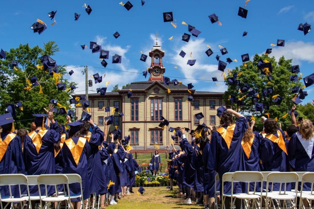 Woodstock Academy, ein Internat in Connecticut, USA, wo die Schüler eine enge und unterstützende Gemeinschaft bilden. Eine Atmosphäre von Freundschaft, Zusammenarbeit und gegenseitigem Respekt prägt das Leben an der Schule.