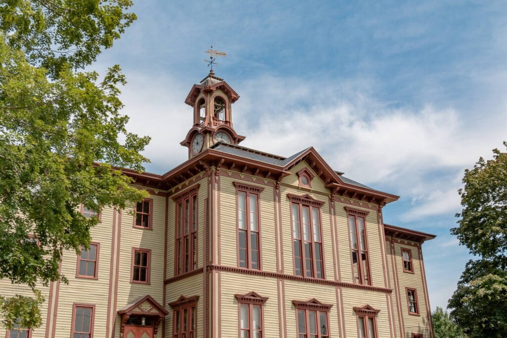 Woodstock Academy, ein Internat in Connecticut, USA, mit einem weitläufigen Campus voller Grünflächen und historischer Gebäude. Der Campus bietet eine inspirierende Umgebung für Lernen und Gemeinschaft.