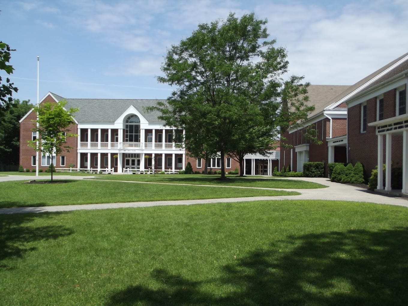 Woodstock Academy, ein Internat in Connecticut, USA, mit einem weitläufigen Campus voller Grünflächen und historischer Gebäude. Der Campus bietet eine inspirierende Umgebung für Lernen und Gemeinschaft.