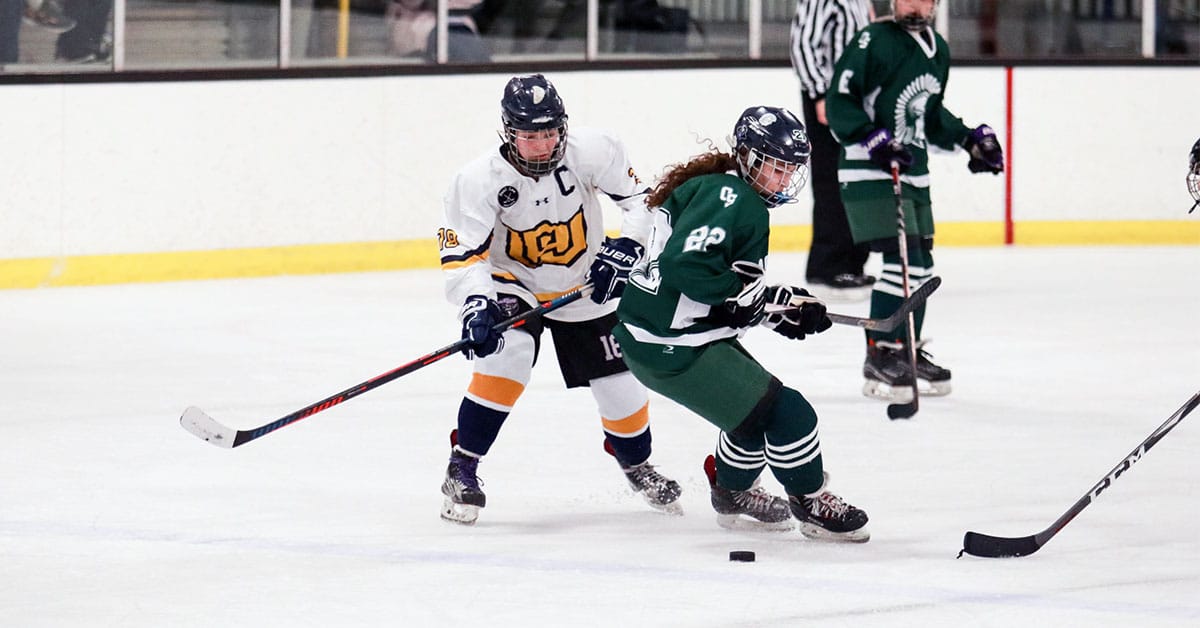 Woodstock Academy, ein Internat in Connecticut, USA, mit einem engagierten Eishockeyprogramm. Schüler haben die Möglichkeit, ihre Fähigkeiten auf dem Eis zu entwickeln und an Wettkämpfen teilzunehmen.