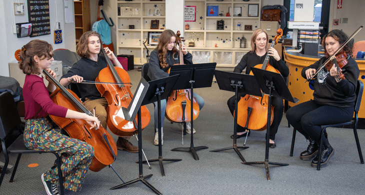 Woodstock Academy, ein Internat in Connecticut, USA, mit einem inspirierenden Musikprogramm. Die Schule bietet Schülern die Möglichkeit, ihr musikalisches Talent durch Instrumentalunterricht, Chöre und Orchesteraufführungen weiterzuentwickeln.