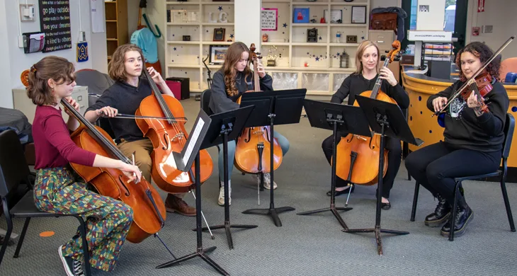 Woodstock Academy, ein Internat in Connecticut, USA, mit einem inspirierenden Musikprogramm. Die Schule bietet Schülern die Möglichkeit, ihr musikalisches Talent durch Instrumentalunterricht, Chöre und Orchesteraufführungen weiterzuentwickeln.