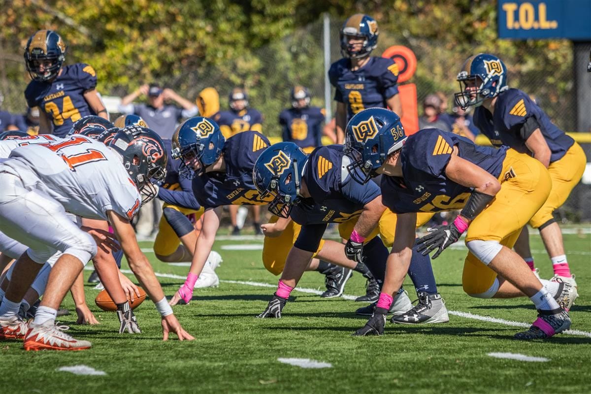 Woodstock Academy, ein Internat in Connecticut, USA, mit einem dynamischen American-Football-Programm. Die Schule bietet Schülern die Möglichkeit, ihre Fähigkeiten im American Football zu entwickeln und an Wettkämpfen auf verschiedenen Ebenen teilzunehmen.