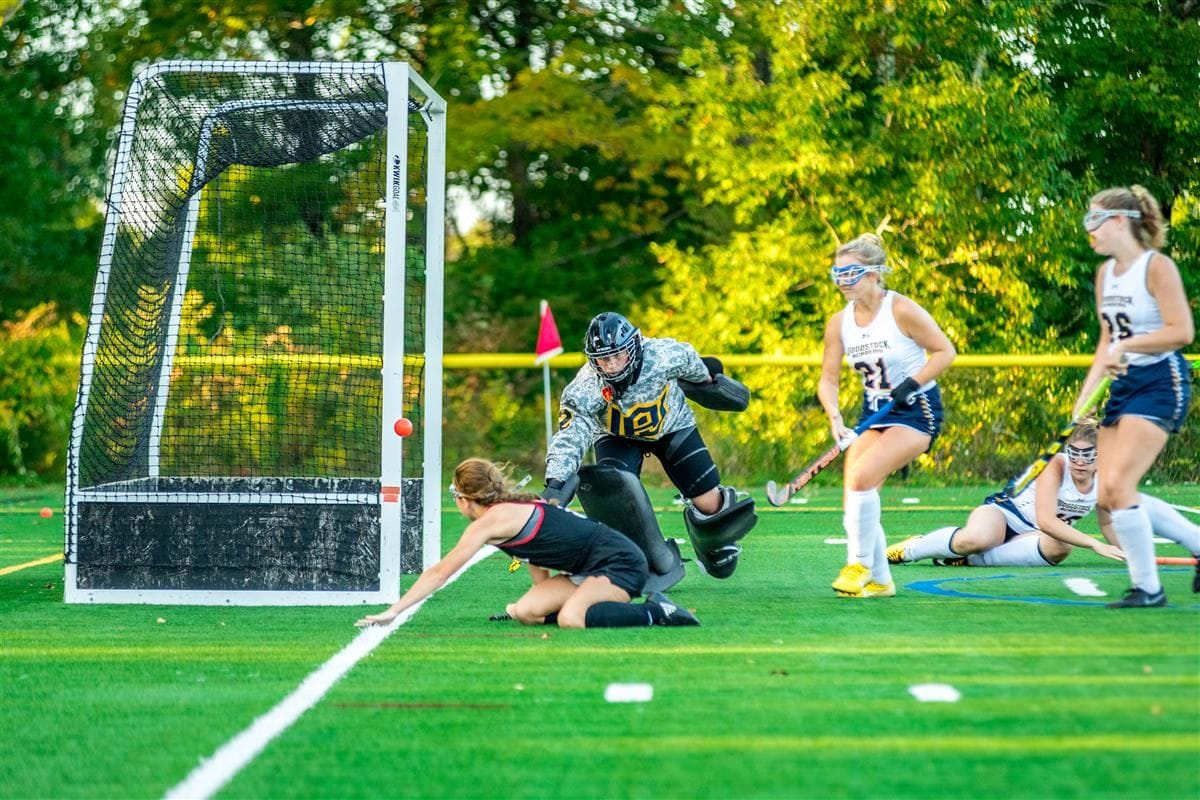 Woodstock Academy, ein Internat in Connecticut, USA, mit einem engagierten Hockeyprogramm. Schüler können ihre Fähigkeiten im Hockey verbessern und an Schulwettkämpfen und Ligaspielen teilnehmen.