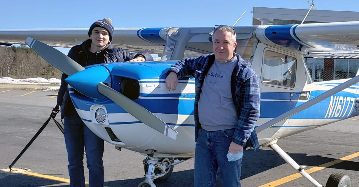 Woodstock Academy, ein Internat in Connecticut, USA, mit einem eigenen Flugsimulator, der den Schülern die Möglichkeit bietet, Kreditpunkte für den Erwerb einer Pilotenlizenz zu sammeln.