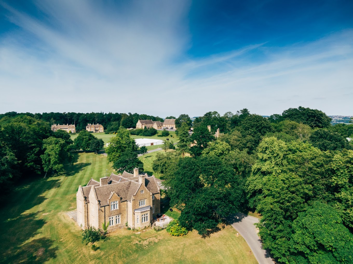 Der Campus der Kingham Hill School in England erstreckt sich über 100 Hektar inmitten der idyllischen Hügellandschaft der Cotswolds. Historische Gebäude, moderne Lernräume und weitläufige Grünflächen schaffen eine inspirierende Umgebung zum Leben und Lernen.