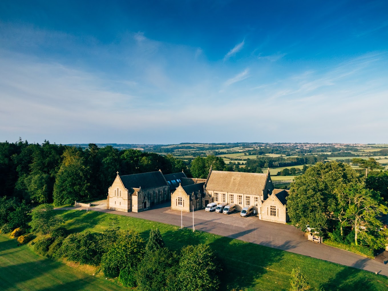 Der Campus der Kingham Hill School in England erstreckt sich über 100 Hektar inmitten der idyllischen Hügellandschaft der Cotswolds. Historische Gebäude, moderne Lernräume und weitläufige Grünflächen schaffen eine inspirierende Umgebung zum Leben und Lernen.