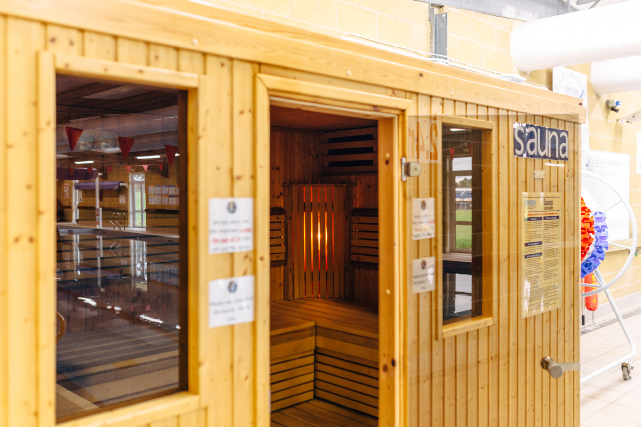 Kingham Hill School in England bietet ihren Schülerinnen und Schülern entspannende Freizeitmöglichkeiten, darunter eine Sauna, die zur Erholung nach intensiven Lernphasen einlädt.