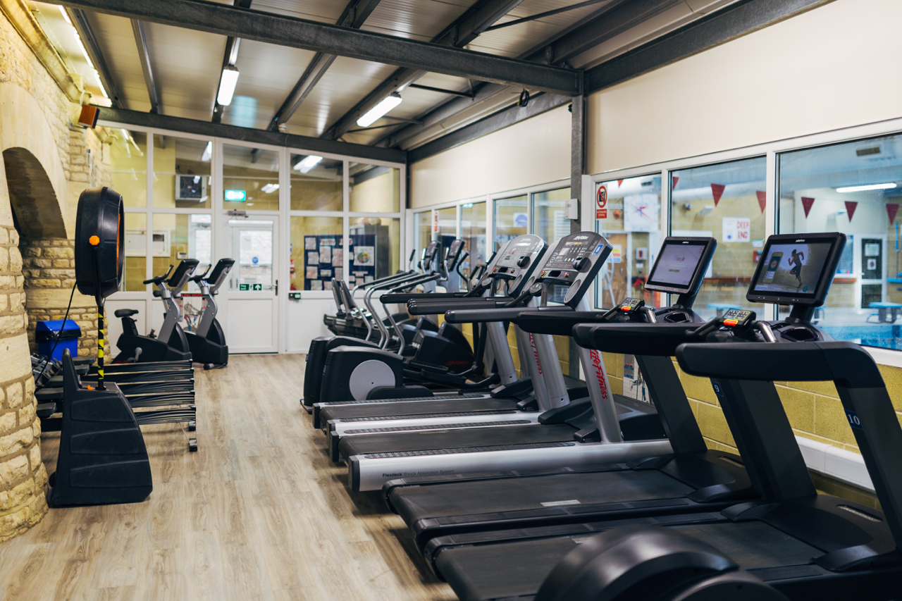 Kingham Hill School in England verfügt über ein gut ausgestattetes Fitnessstudio, das den Schülerinnen und Schülern eine Vielzahl von Möglichkeiten für sportliche Betätigung und körperliche Ertüchtigung bietet.