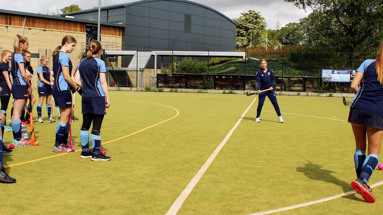 Kingham Hill School in England bietet ihren Schülerinnen und Schülern die Möglichkeit, Hockey zu spielen, mit modernen Einrichtungen und einem engagierten Trainerteam.