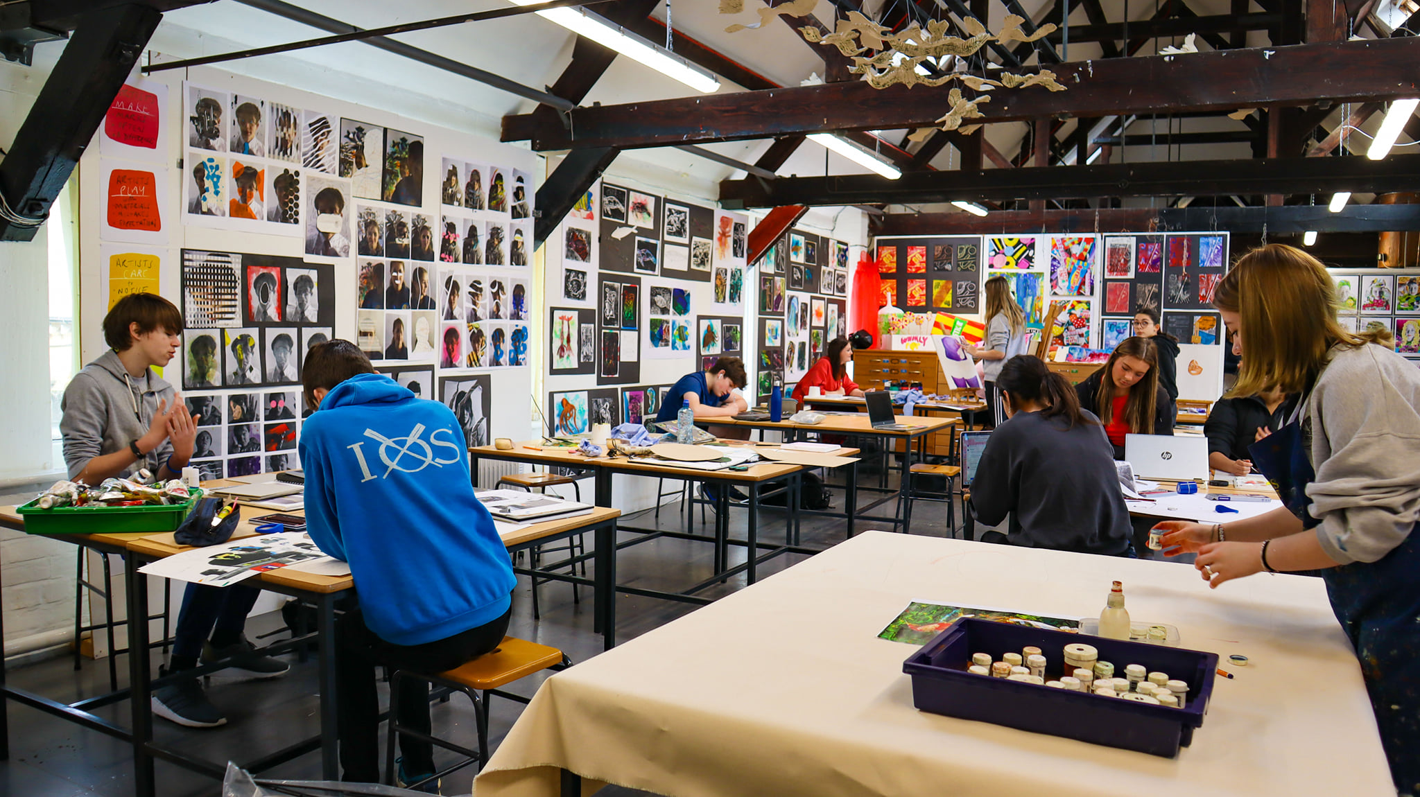 Kingham Hill School in England bietet ihren Schülerinnen und Schülern kreative Möglichkeiten im Bereich Kunst, mit gut ausgestatteten Studios und erfahrenen Lehrkräften, die die künstlerische Entfaltung fördern.