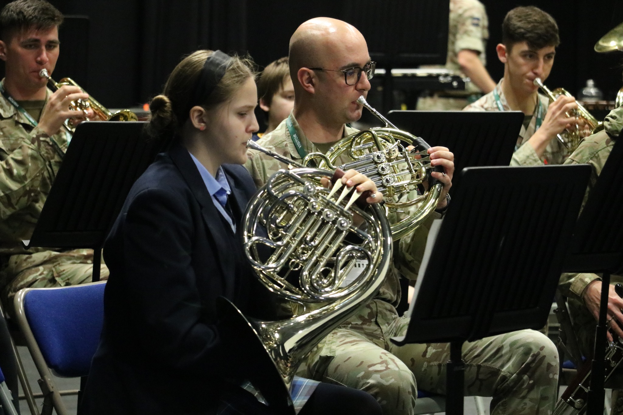 Kingham Hill School in England bietet ihren Schülerinnen und Schülern die Möglichkeit, ihre musikalischen Talente zu entfalten, mit gut ausgestatteten Musikräumen und einem vielfältigen Programm, das sowohl Instrumentalunterricht als auch Gesangsunterricht umfasst.