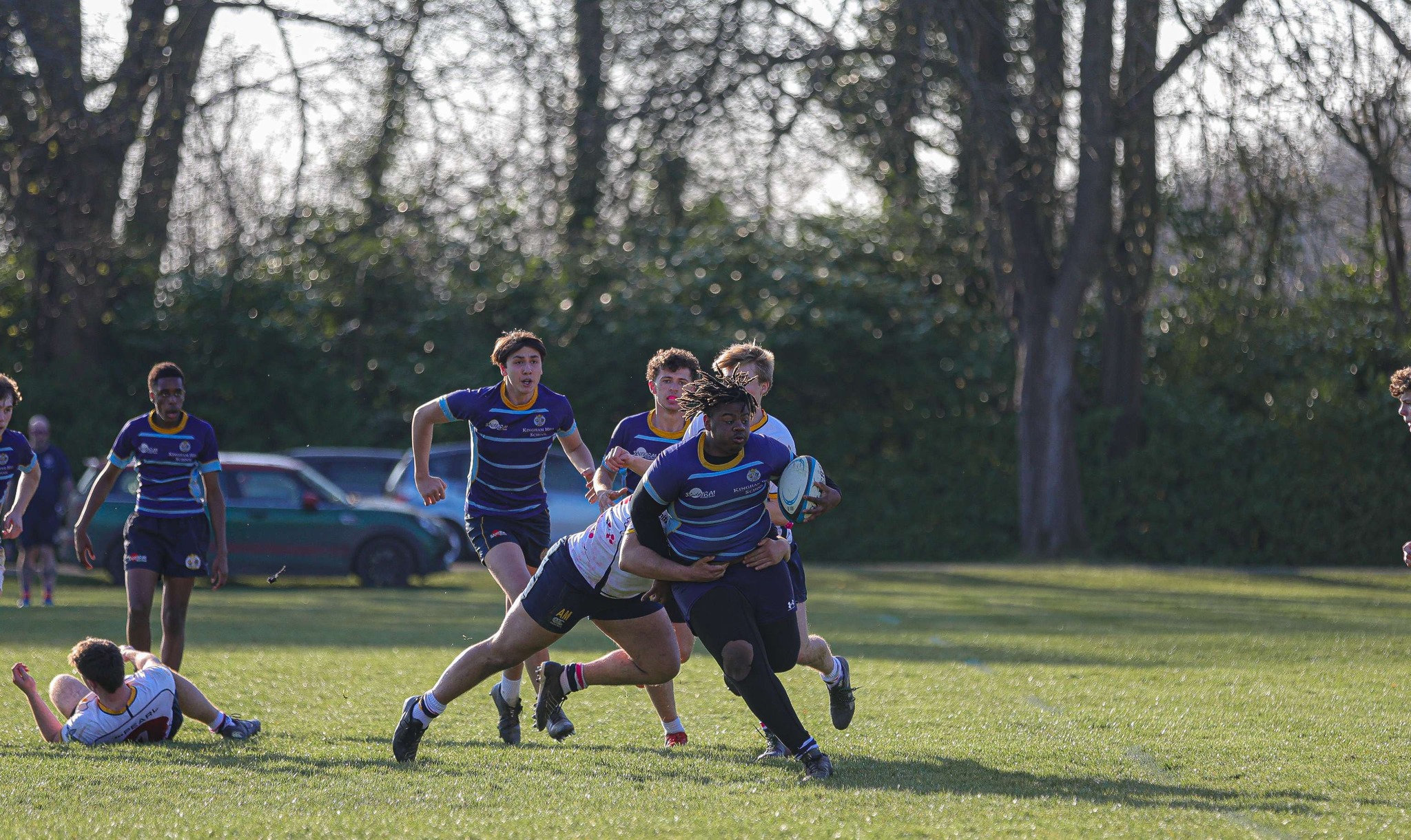 Kingham Hill School in England bietet ihren Schülerinnen und Schülern die Möglichkeit, Rugby zu spielen, mit modernen Sporteinrichtungen und einem engagierten Trainerteam.