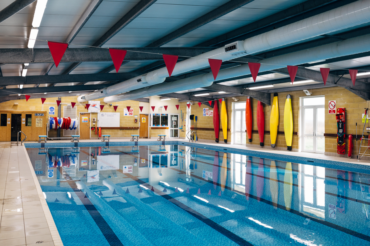 Kingham Hill School in England verfügt über ein modernes Schwimmbad, das den Schülerinnen und Schülern eine ausgezeichnete Möglichkeit für Schwimmunterricht und Freizeitaktivitäten im Wasser bietet.