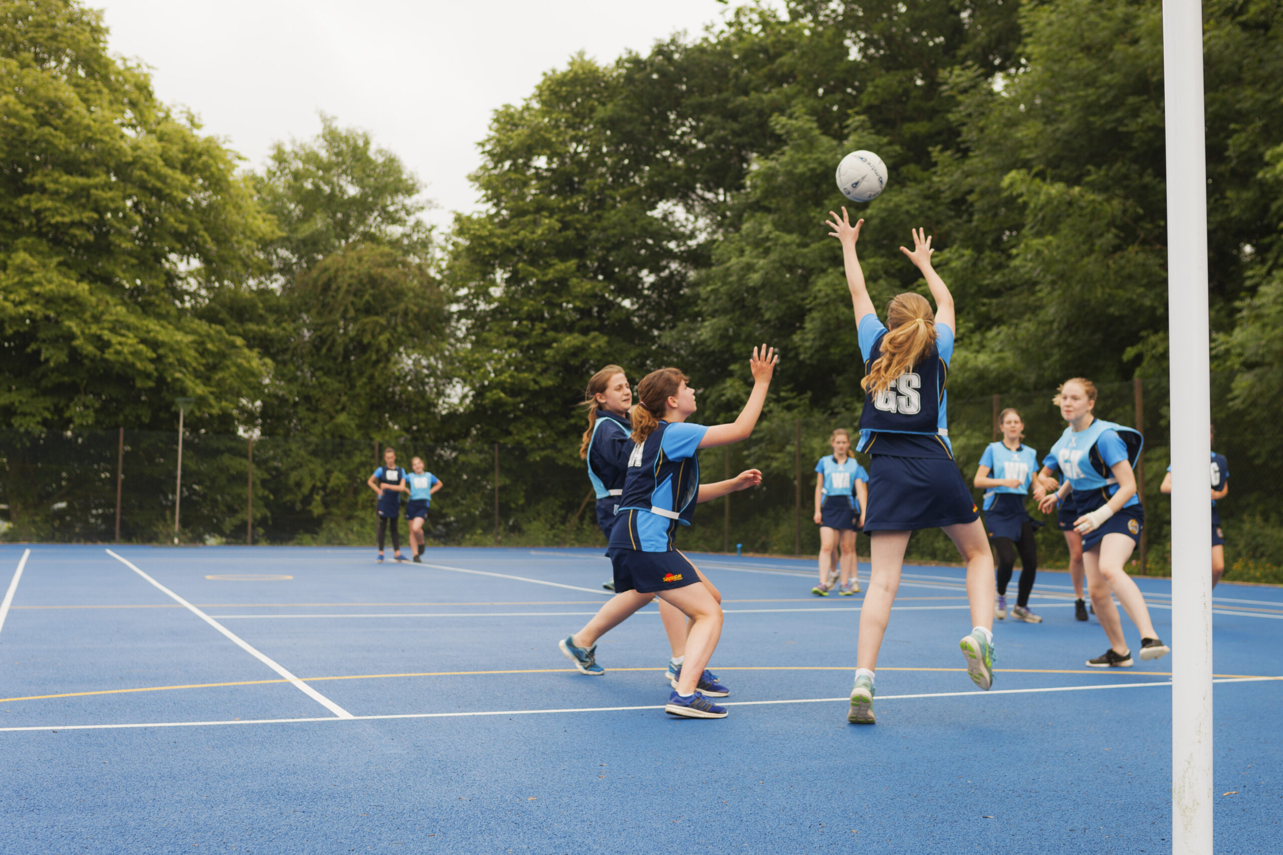 Kingham Hill School in England bietet ihren Schülerinnen und Schülern eine breite Palette an Sportmöglichkeiten, mit modernen Sporteinrichtungen und einem abwechslungsreichen Programm, das sowohl Mannschafts- als auch Einzelsportarten umfasst.