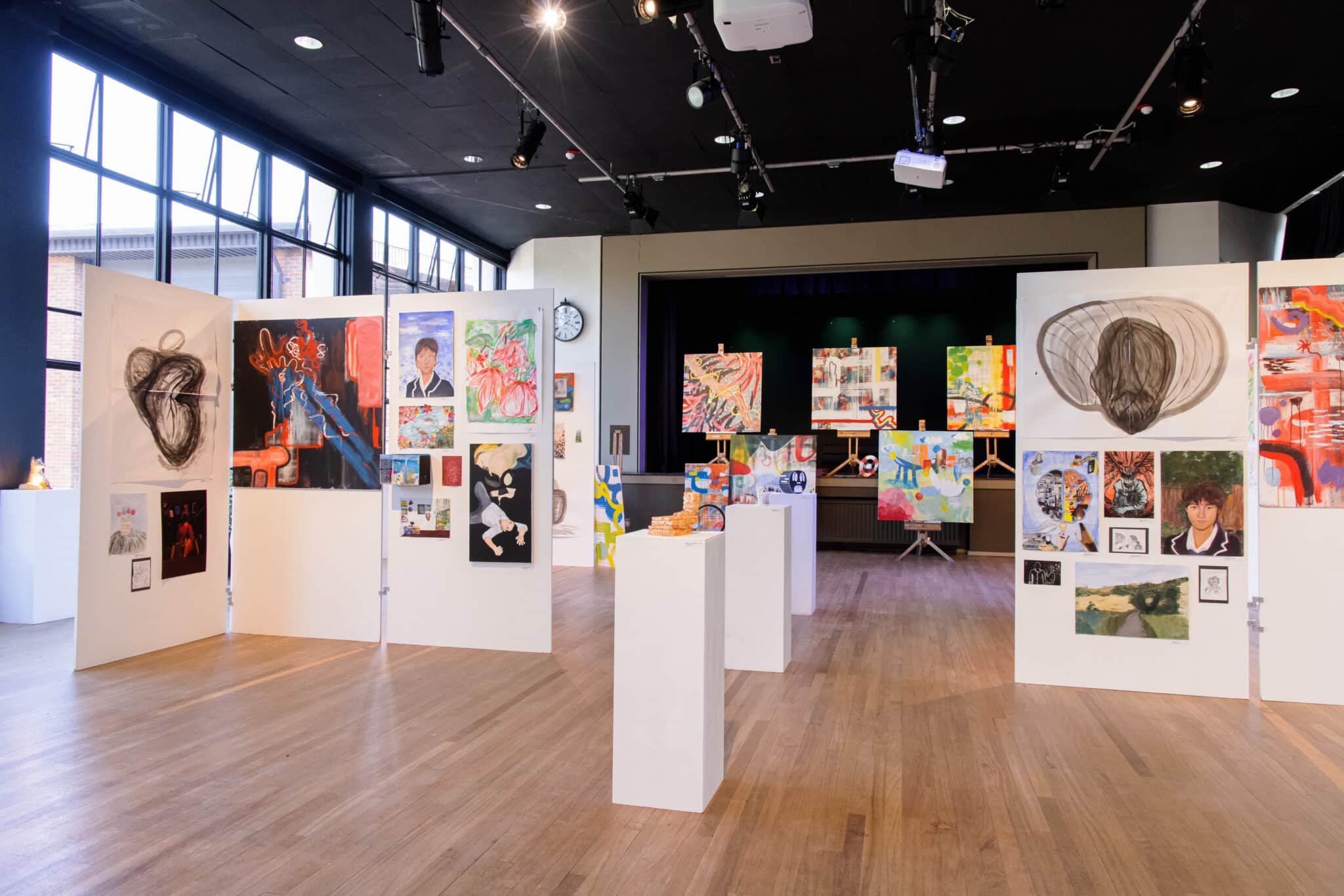Marymount International School London ist ein Internat für Mädchen in England, das kreativen Fächern wie Kunst, Musik und Theater viel Raum gibt.