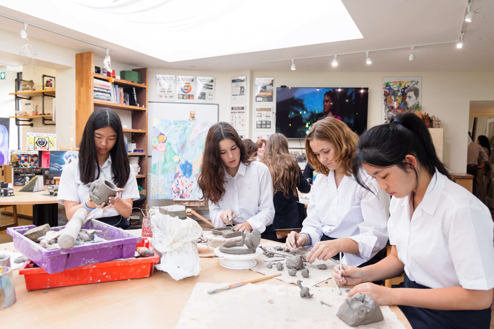 Marymount International School London ist ein Internat für Mädchen in England, das einen starken Fokus auf Kunst und kreative Fächer legt, mit modernen Einrichtungen und inspirierender Umgebung.