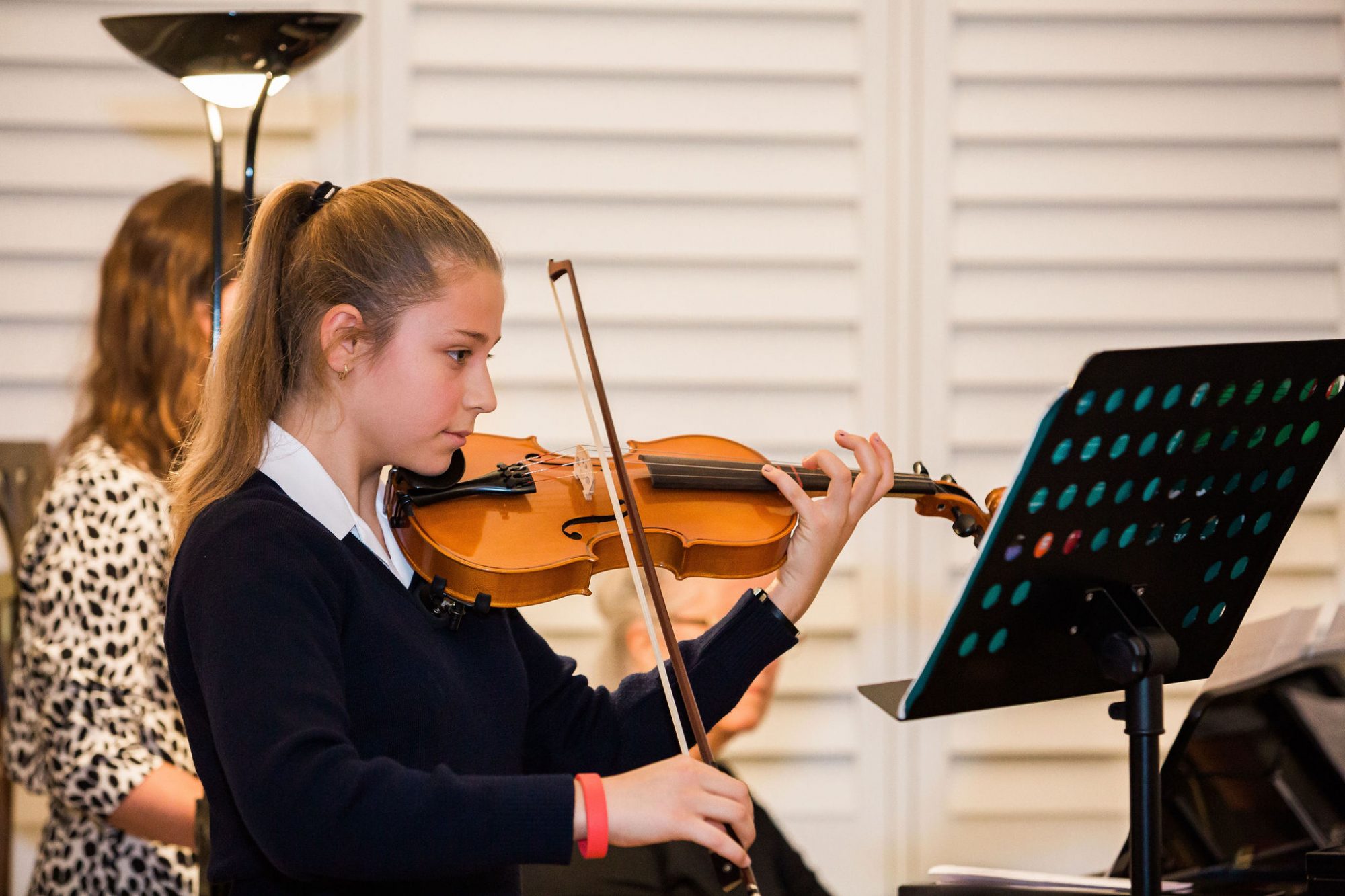 Marymount International School London ist ein Internat für Mädchen in England, das musikalische Talente fördert und eine breite Palette an Musikprogrammen und -aktivitäten anbietet.