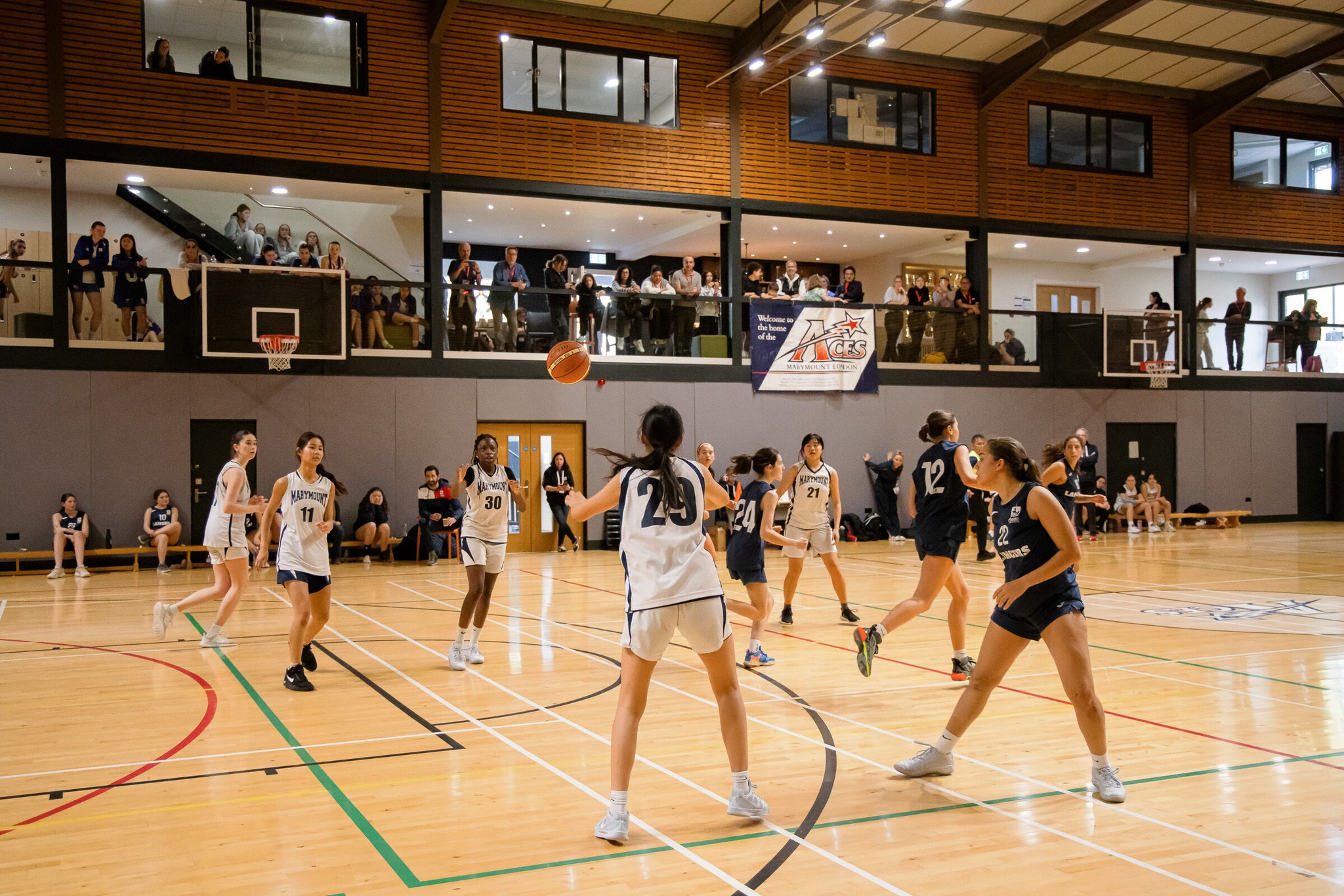 Marymount International School London ist ein Internat für Mädchen in England, das großen Wert auf Sport legt und eine Vielzahl von sportlichen Aktivitäten und Wettkämpfen anbietet.