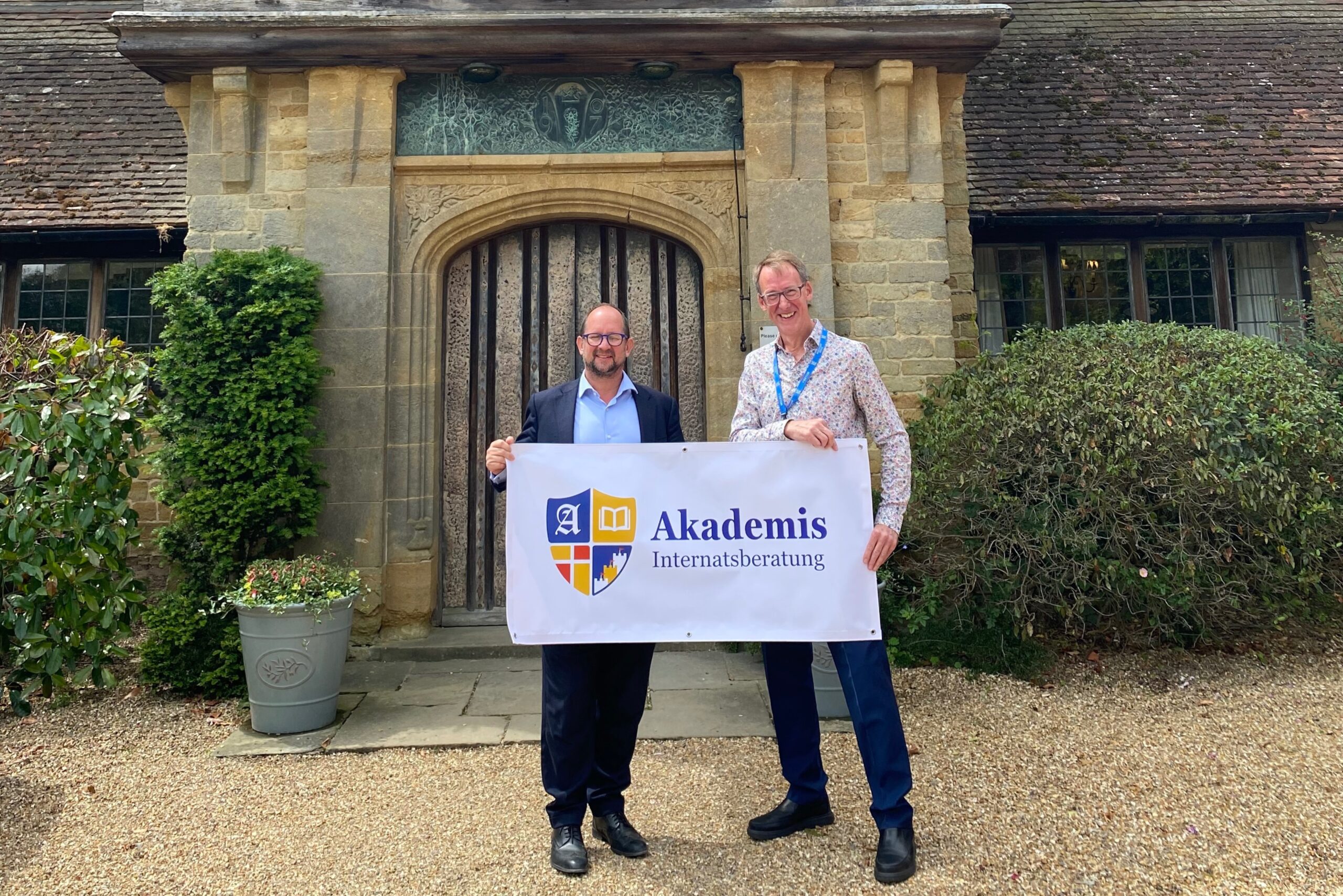 Der Akademis-Ambassador Cory Lowde zusammen mit Cosmo Jackson, Schulleiter von Hurtwood House