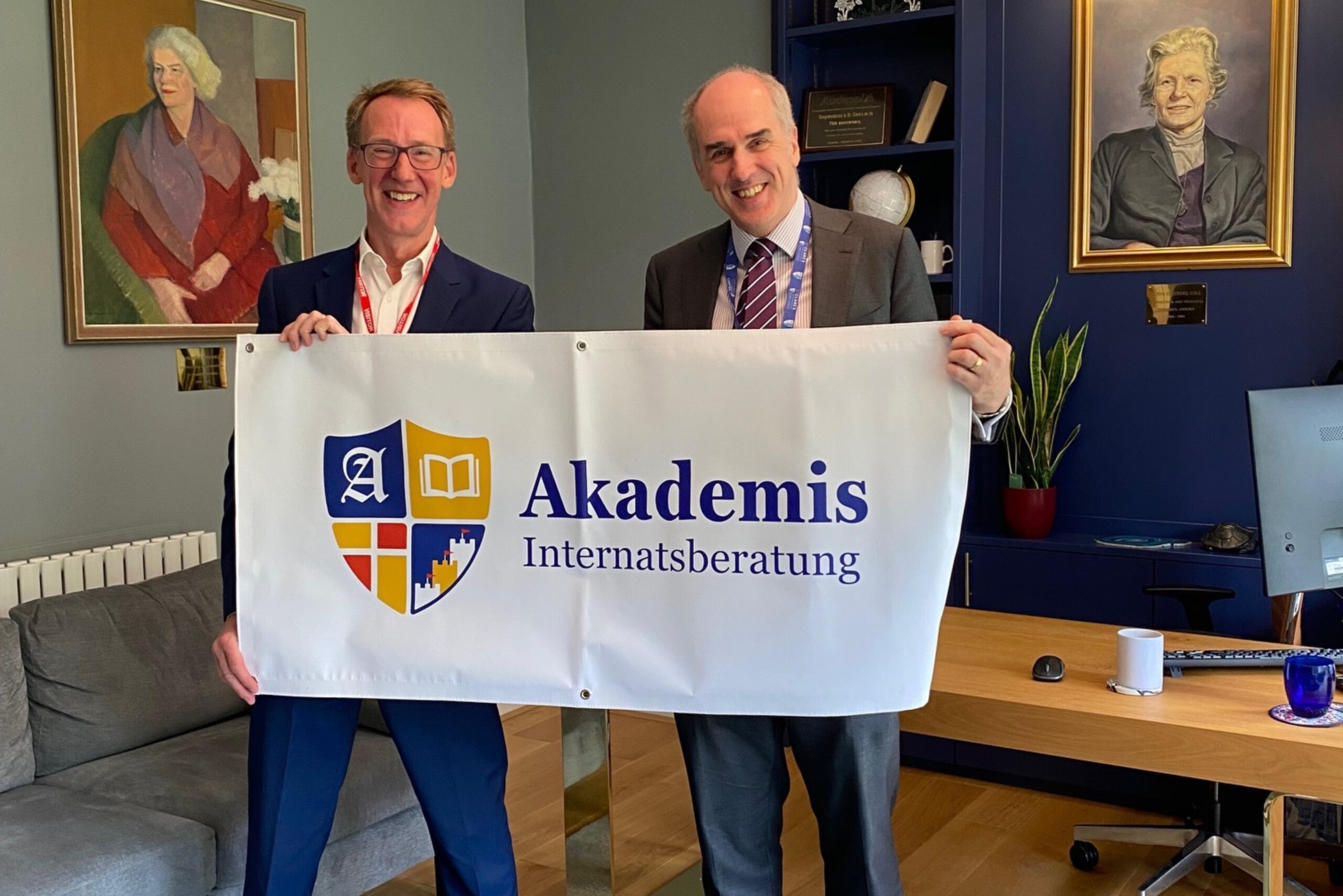 Der Akademis-Ambassador Cory Lowde zusammen mit Duncan Reith, Schulleiter von St Clare's Oxford