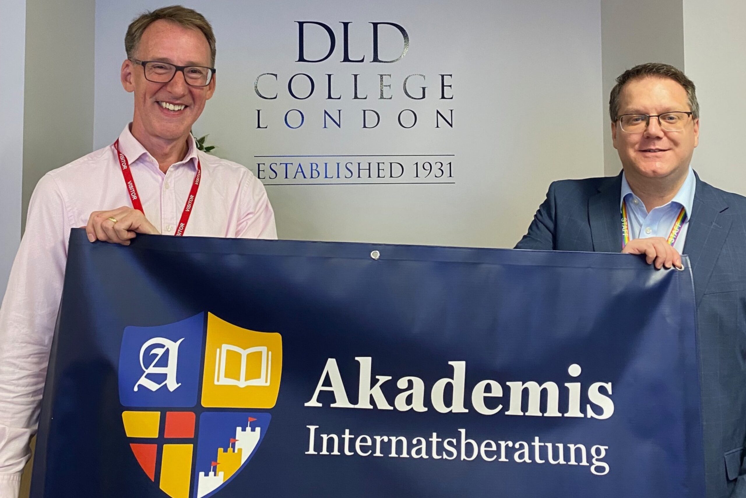 Der Akademis-Ambassador Cory Lowde zusammen mit James Kidd, Schulleiter des DLD College London