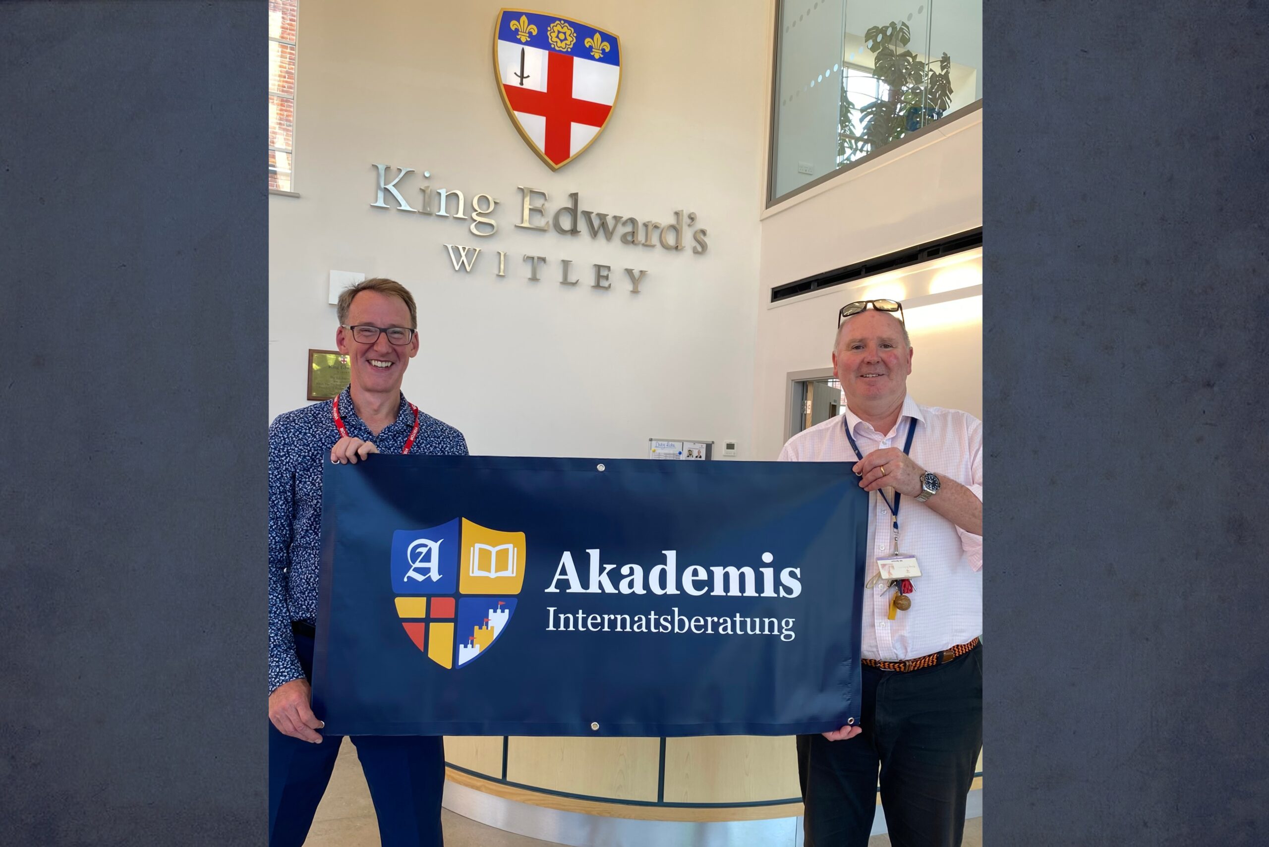 Der Akademis-Ambassador Cory Lowde zusammen mit Justin Benson, Leiter der Aufnahmeabteilung der King Edward's School Witley