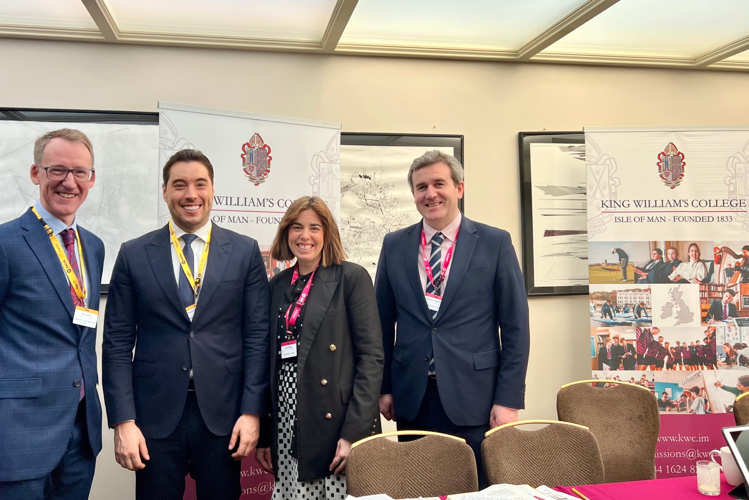 Der Akademis-Ambassador Cory Lowde zusammen mit Kara Clague, Leiterin der Außenbeziehungen, und Damian Henderson, Principal vom King William’s College