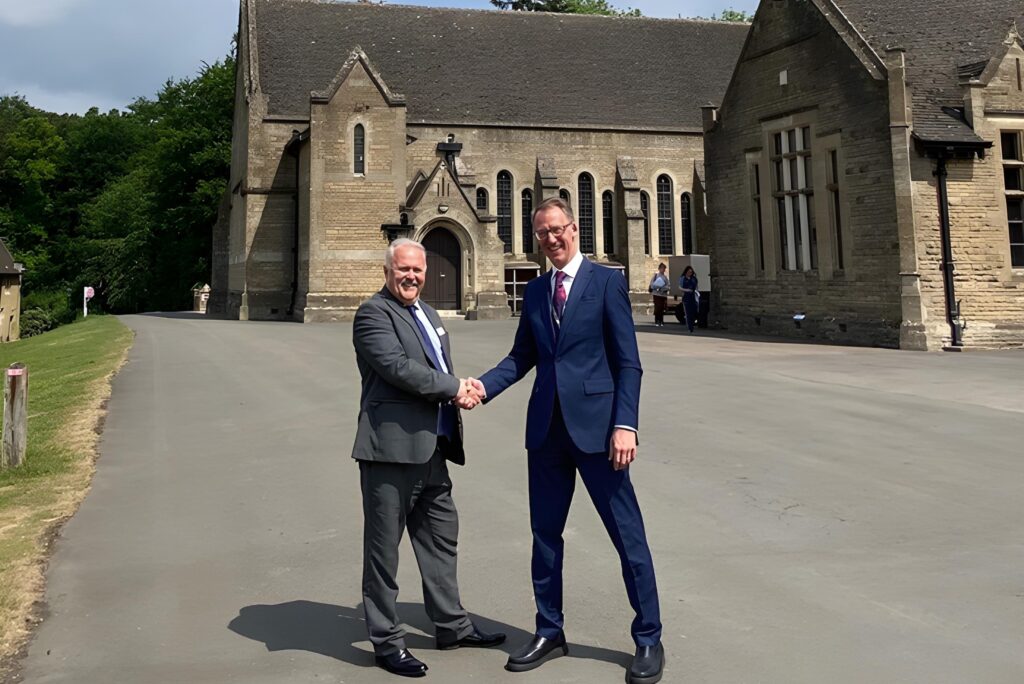 Kingham Hill School Der Akademis-Ambassador Cory Lowde zusammen mit Pete Last, Schulleiter der Kingham Hill School
