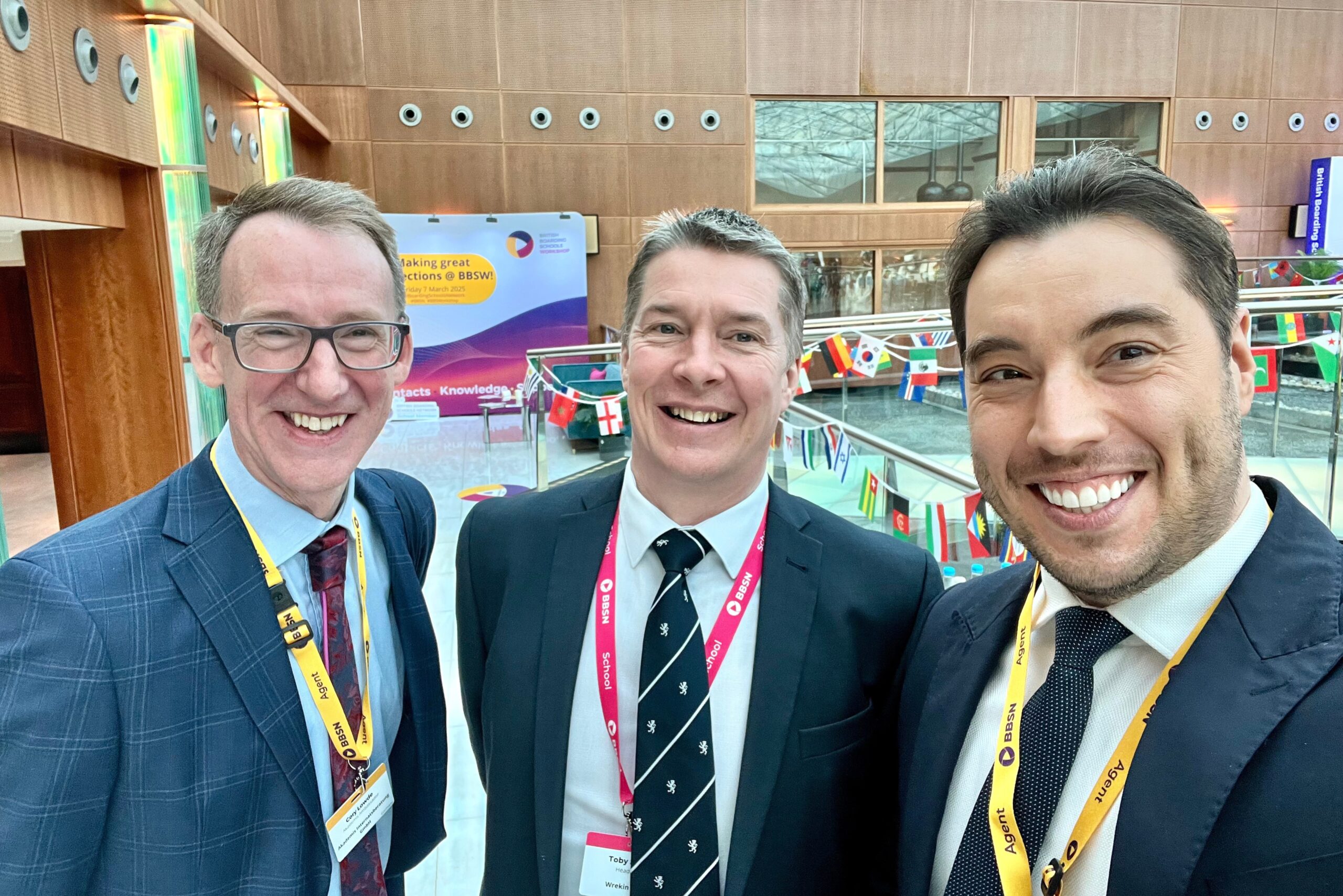 Der Akademis-Ambassador Cory Lowde zusammen mit Toby Spence, Schulleiter des Wrekin College