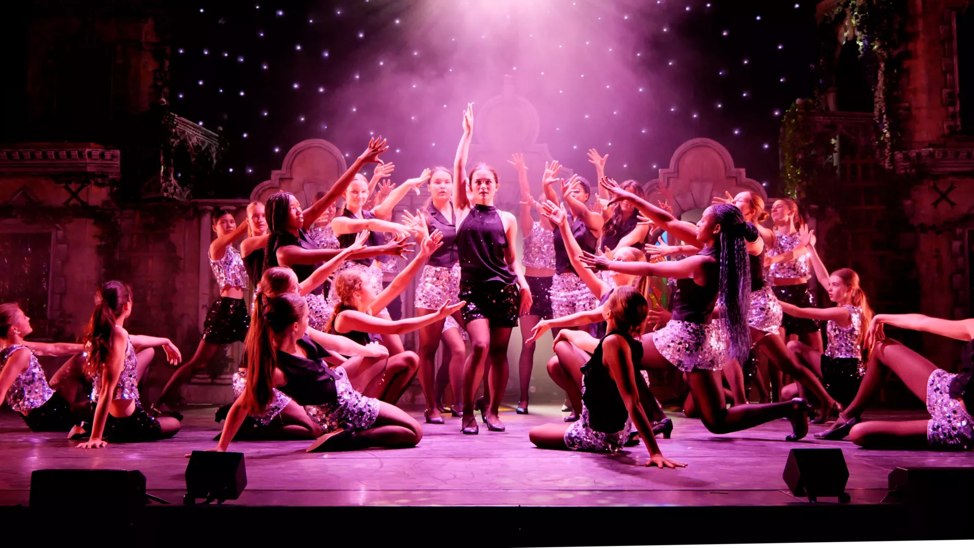 the king's school canterbury Theater- und Bühnenkunst an der The King’s School, Canterbury, einer angesehenen britischen Internatsschule mit lebendiger Kulturszene.