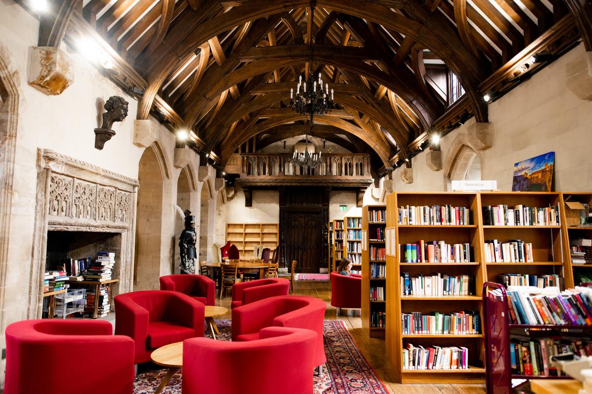 Die Bibliothek des UWC Atlantic College, einer renommierten britischen Internatsschule in Wales.